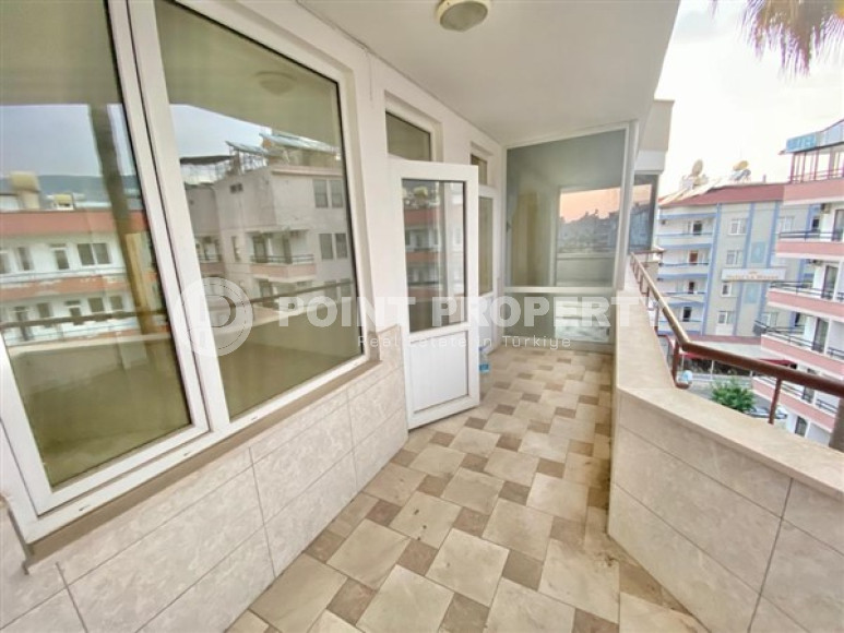 Просторная четырехкомнатная квартира с отдельной кухней на первой линии от моря, Аланья, центр-id-3179-фото-4