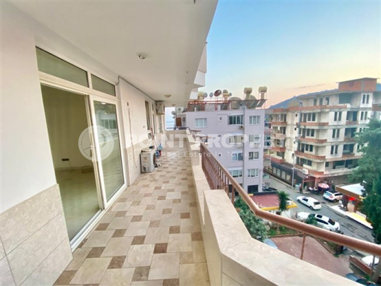 Просторная четырехкомнатная квартира с отдельной кухней на первой линии от моря, Аланья, центр-id-3179-фото-10