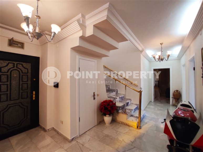 Five-room furnished penthouse with an area of 256 m2, in the very center of Alanya-id-3258-photo-2