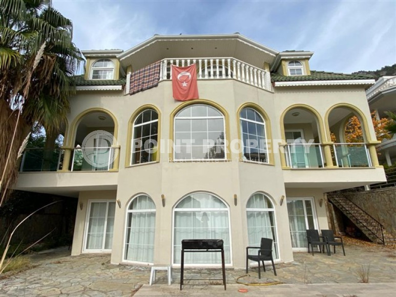 Large villa with a 6+2 layout and an area of 250 m2 in the Tepe area, Alanya, away from the sea-id-3259-photo-1