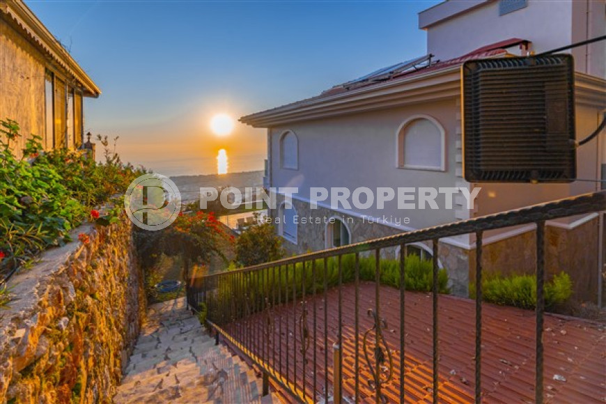 Luxurious seven-room villa with an area of 580 m2 in the Bektas area, Alanya, with stunning views of the Mediterranean Sea-id-3281-photo-2