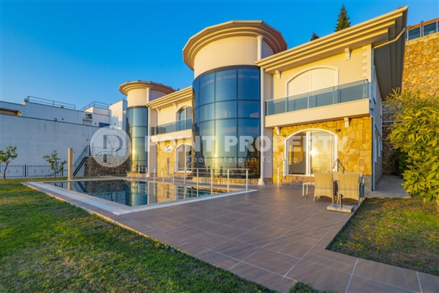 Luxurious seven-room villa with an area of 580 m2 in the Bektas area, Alanya, with stunning views of the Mediterranean Sea-id-3281-photo-3