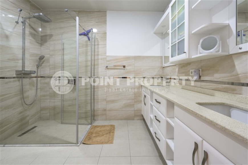 Luxurious seven-room villa with an area of 580 m2 in the Bektas area, Alanya, with stunning views of the Mediterranean Sea-id-3281-photo-15