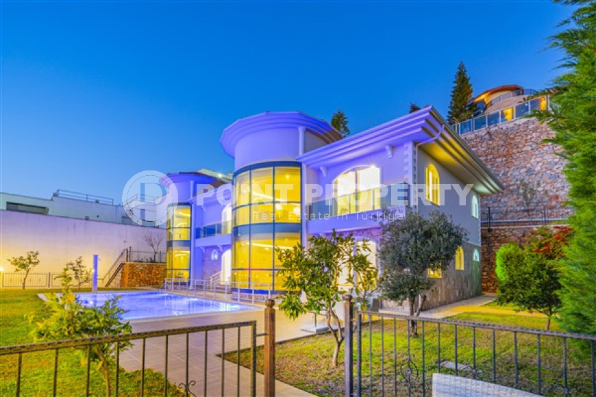 Luxurious seven-room villa with an area of 580 m2 in the Bektas area, Alanya, with stunning views of the Mediterranean Sea-id-3281-photo-21