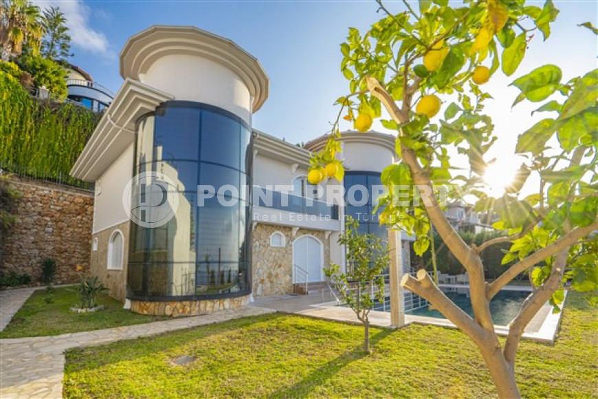 Luxurious seven-room villa with an area of 580 m2 in the Bektas area, Alanya, with stunning views of the Mediterranean Sea-id-3281-photo-34