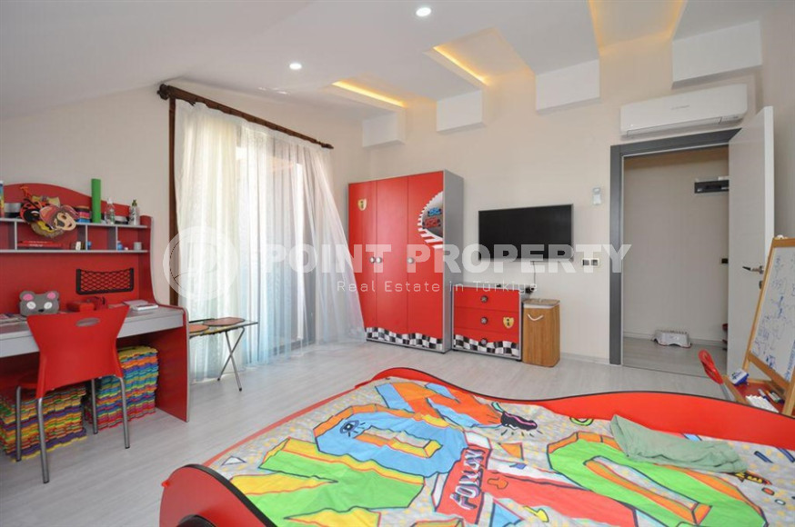 Luxurious four-room apartment with a separate kitchen 3+1 in the prestigious Oba district. 200 m2-id-1300-photo-12