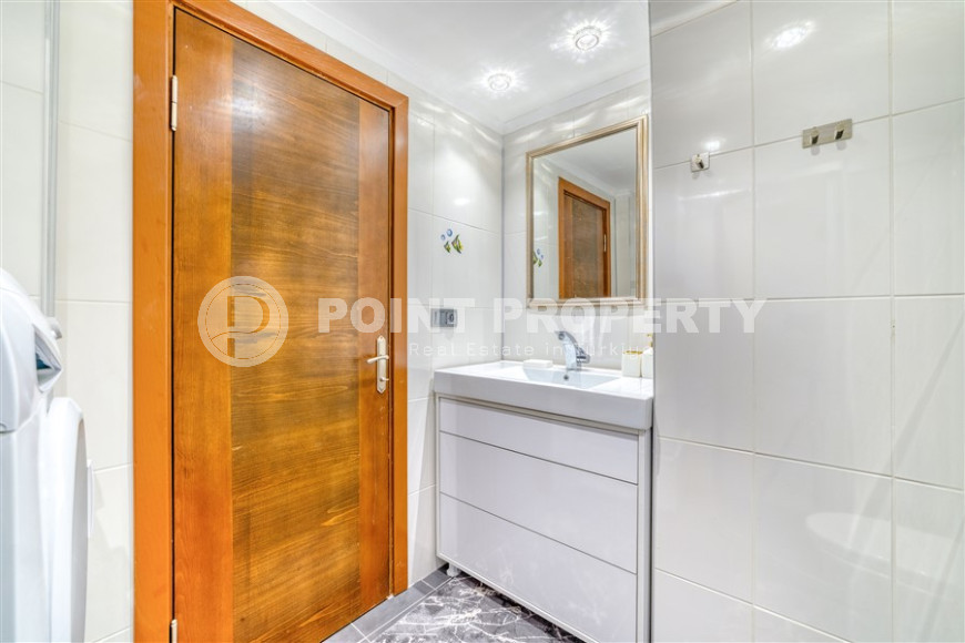 Standard apartment 1+1 with an area of 55 m² 50 meters from the beach, center, Alanya-id-3408-photo-9