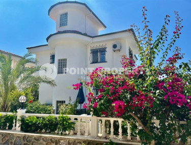 Three-storey villa with an area of 250 m2 in the Kargicak area, near the Taurus Mountains-id-3454-photo-1