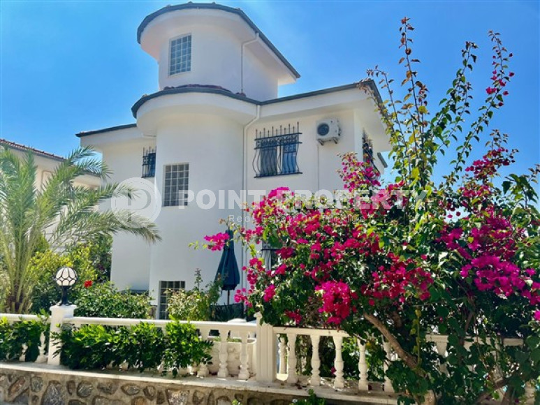 Трёхэтажная вилла с площадью 250 м2 в районе Каргыджак, вблизи Торосских гор-id-3454-фото-1