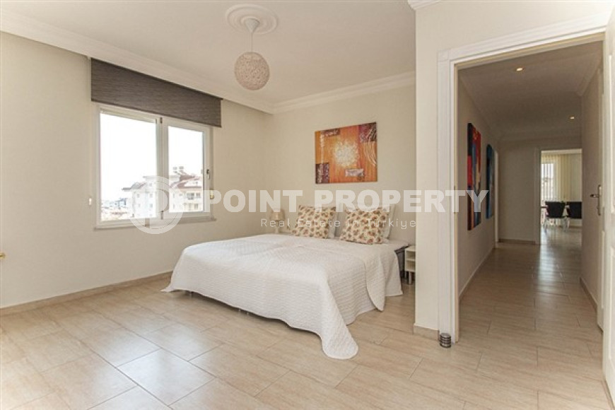 Duplex on the 9th floor with attic with stunning panoramic views of the sea and mountains.-id-3594-photo-3