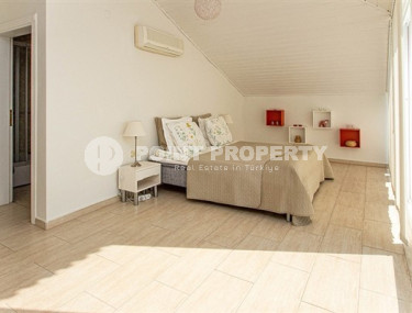 Дуплекс на 9-м этаже с мансардой с потрясающим панорамным видом на море и горы.-id-3594-фото-4