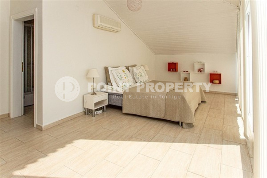 Duplex on the 9th floor with attic with stunning panoramic views of the sea and mountains.-id-3594-photo-4