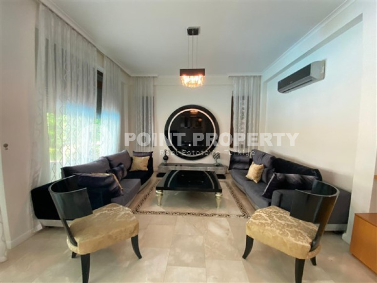 Просторный дуплекс 3+1 с бассейном и небольшим двориком в престижном районе Каргыджак.-id-3619-фото-4