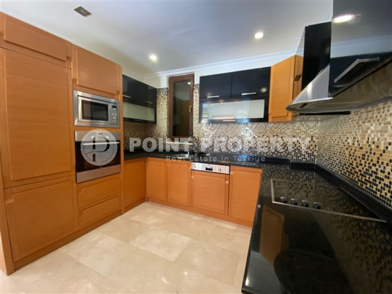 Просторный дуплекс 3+1 с бассейном и небольшим двориком в престижном районе Каргыджак.-id-3619-фото-9