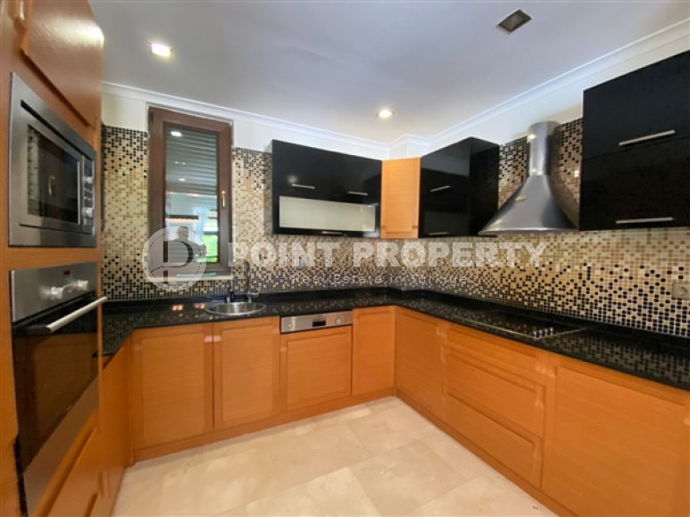 Просторный дуплекс 3+1 с бассейном и небольшим двориком в престижном районе Каргыджак.-id-3619-фото-10