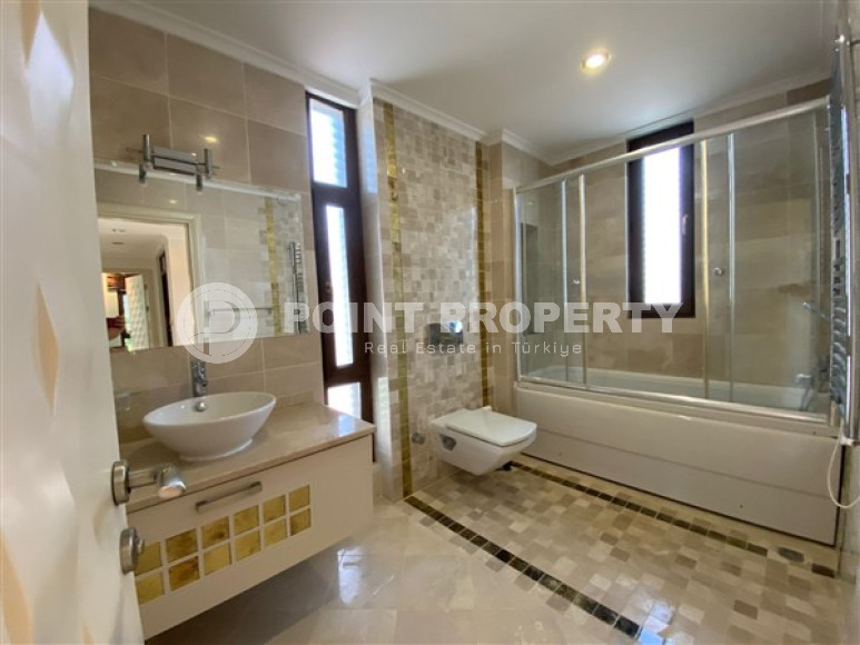 Просторный дуплекс 3+1 с бассейном и небольшим двориком в престижном районе Каргыджак.-id-3619-фото-11