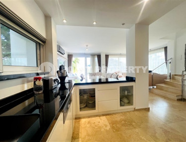 Просторная вилла-триплекс с видом на море и горы в элитном районе Конаклы.-id-3621-фото-2