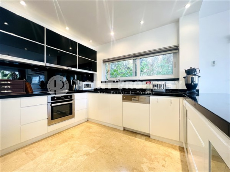 Просторная вилла-триплекс с видом на море и горы в элитном районе Конаклы.-id-3621-фото-3