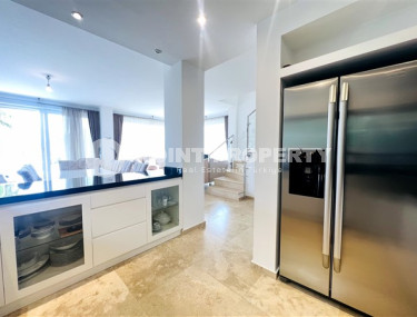 Просторная вилла-триплекс с видом на море и горы в элитном районе Конаклы.-id-3621-фото-4