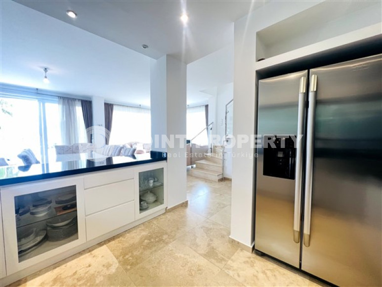 Просторная вилла-триплекс с видом на море и горы в элитном районе Конаклы.-id-3621-фото-4