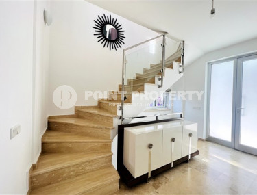 Просторная вилла-триплекс с видом на море и горы в элитном районе Конаклы.-id-3621-фото-5