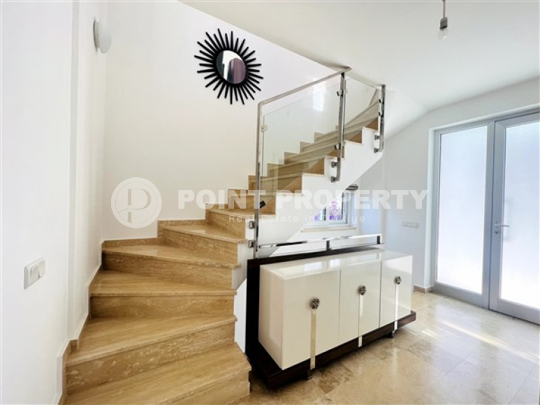 Просторная вилла-триплекс с видом на море и горы в элитном районе Конаклы.-id-3621-фото-5