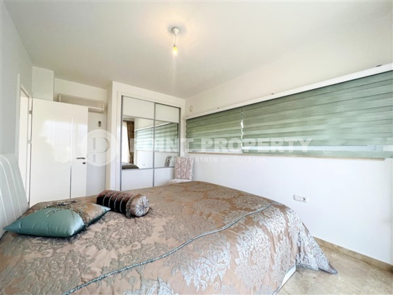 Просторная вилла-триплекс с видом на море и горы в элитном районе Конаклы.-id-3621-фото-7