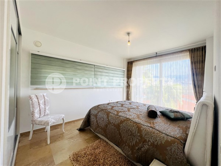 Просторная вилла-триплекс с видом на море и горы в элитном районе Конаклы.-id-3621-фото-8