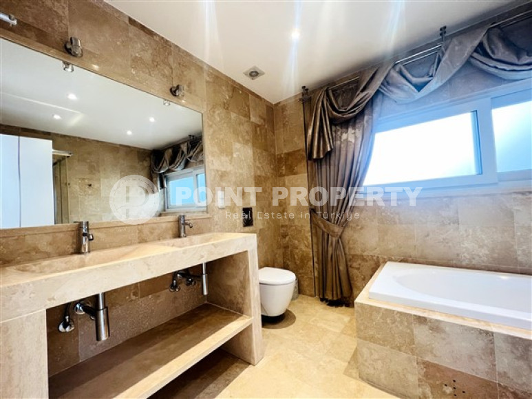 Просторная вилла-триплекс с видом на море и горы в элитном районе Конаклы.-id-3621-фото-10