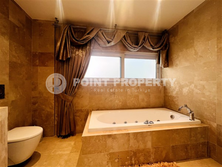 Просторная вилла-триплекс с видом на море и горы в элитном районе Конаклы.-id-3621-фото-11