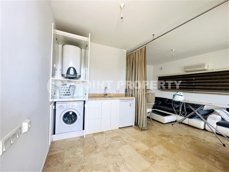 Просторная вилла-триплекс с видом на море и горы в элитном районе Конаклы.-id-3621-фото-14