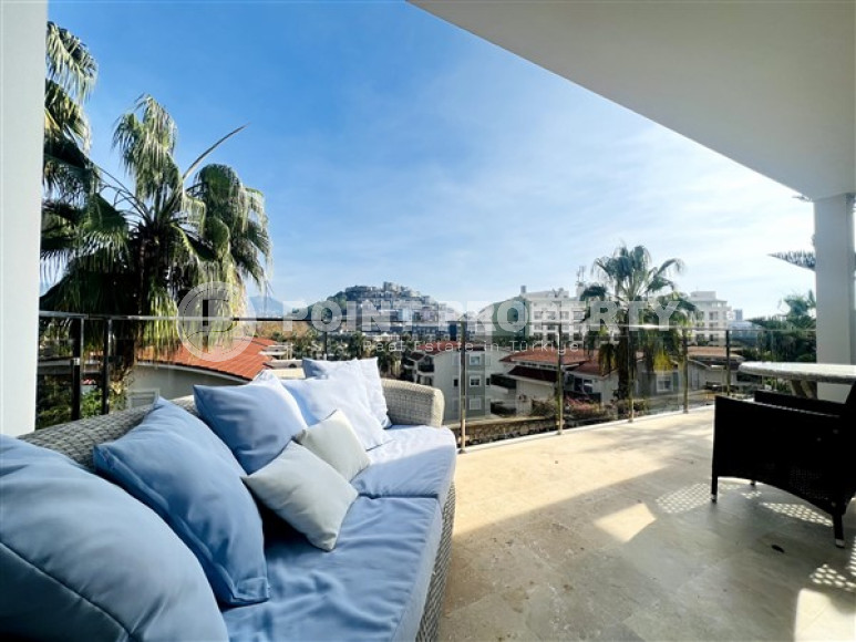 Просторная вилла-триплекс с видом на море и горы в элитном районе Конаклы.-id-3621-фото-15