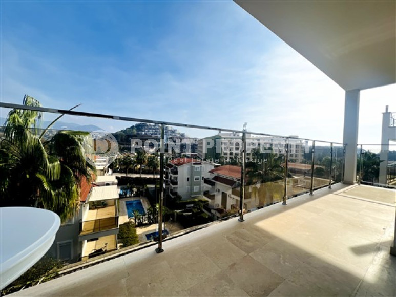 Просторная вилла-триплекс с видом на море и горы в элитном районе Конаклы.-id-3621-фото-17