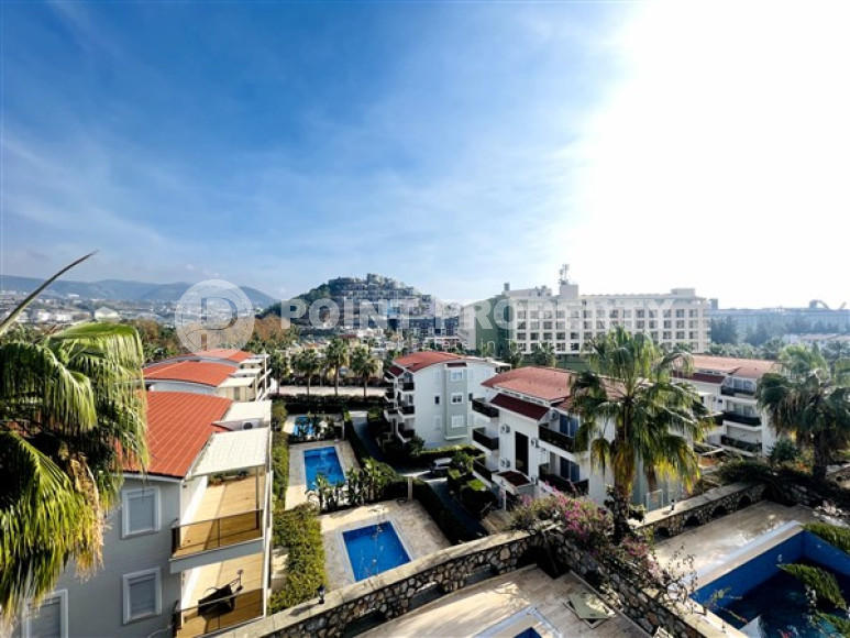 Просторная вилла-триплекс с видом на море и горы в элитном районе Конаклы.-id-3621-фото-18