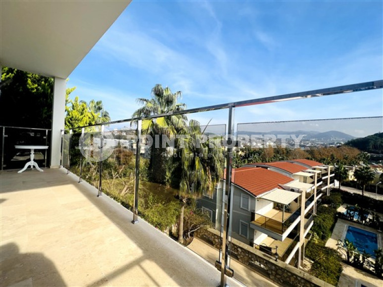 Просторная вилла-триплекс с видом на море и горы в элитном районе Конаклы.-id-3621-фото-19