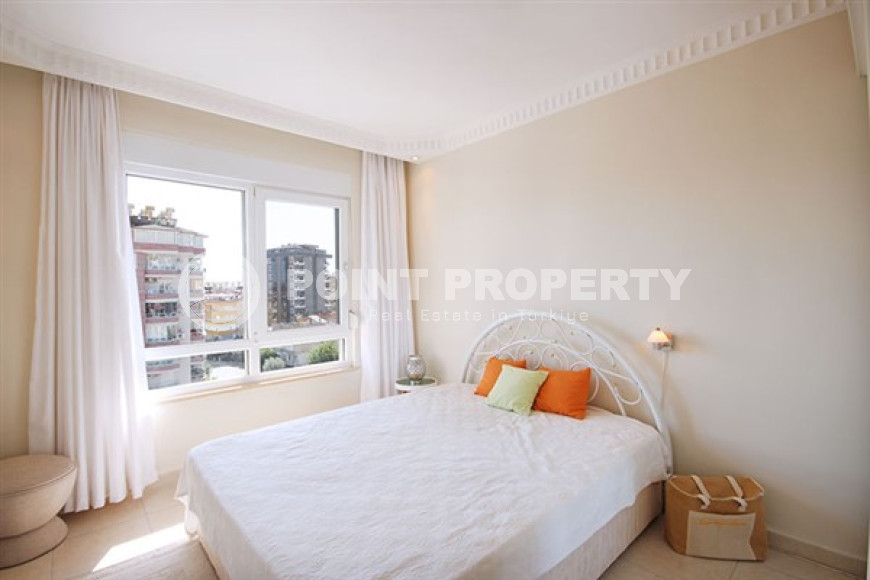 Ready-to-move-in five-room penthouse 225 m2 with quality furniture, Alanya, Kadipasha district-id-3682-photo-4