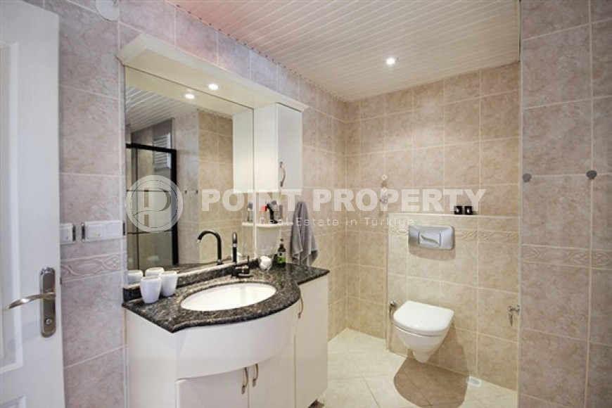 Ready-to-move-in five-room penthouse 225 m2 with quality furniture, Alanya, Kadipasha district-id-3682-photo-5
