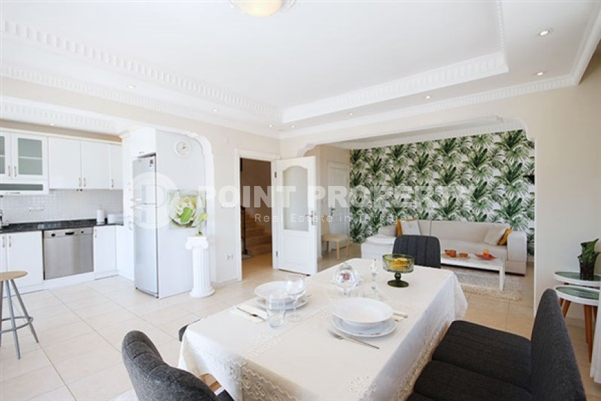 Ready-to-move-in five-room penthouse 225 m2 with quality furniture, Alanya, Kadipasha district-id-3682-photo-6