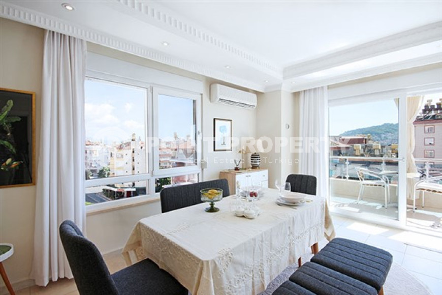 Ready-to-move-in five-room penthouse 225 m2 with quality furniture, Alanya, Kadipasha district-id-3682-photo-8