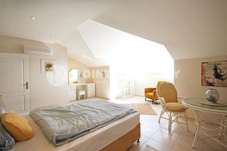 Ready-to-move-in five-room penthouse 225 m2 with quality furniture, Alanya, Kadipasha district-id-3682-photo-9