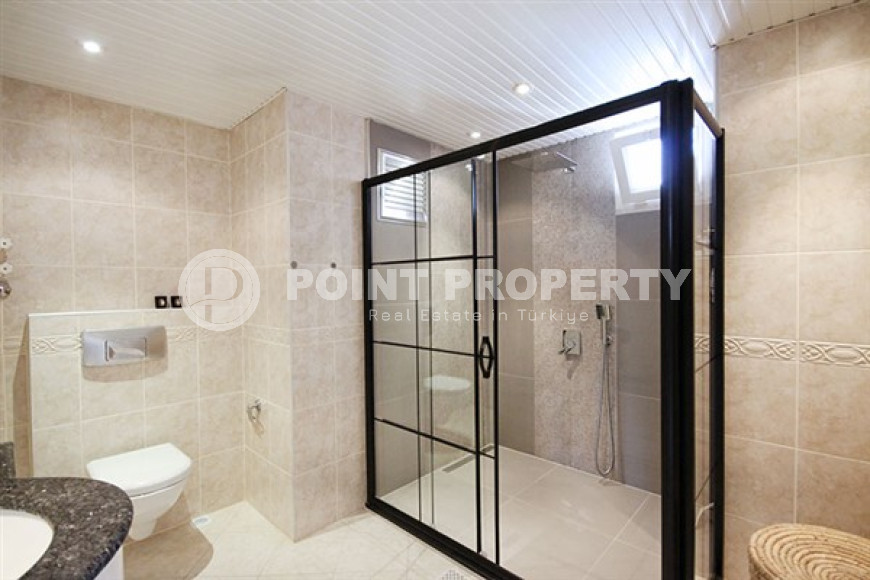 Ready-to-move-in five-room penthouse 225 m2 with quality furniture, Alanya, Kadipasha district-id-3682-photo-11