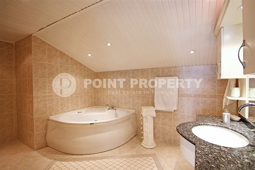 Ready-to-move-in five-room penthouse 225 m2 with quality furniture, Alanya, Kadipasha district-id-3682-photo-18