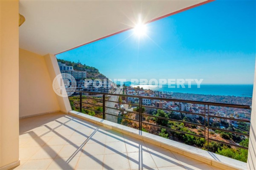 Дуплекс с потрясающими видами на море, горы и город, с выходом на террасу собственной крыши.-id-3699-фото-1