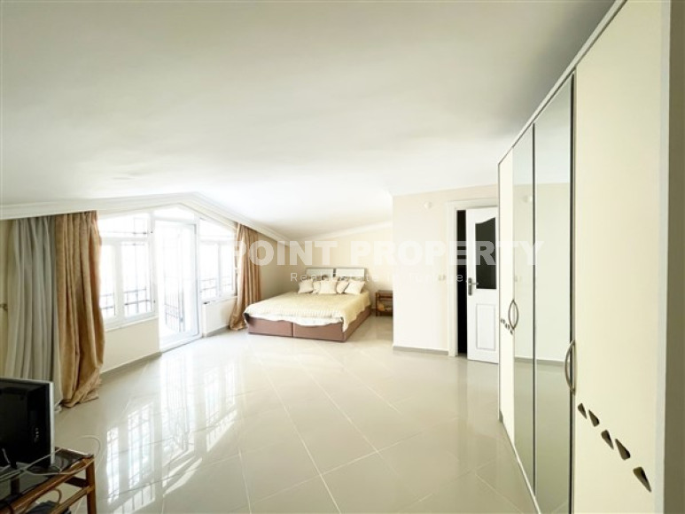 Дуплекс с потрясающими видами на море, горы и город, с выходом на террасу собственной крыши.-id-3699-фото-6