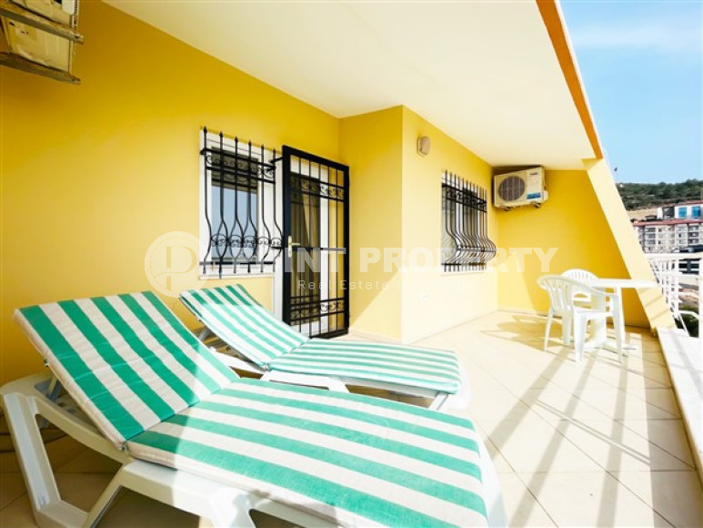 Дуплекс с потрясающими видами на море, горы и город, с выходом на террасу собственной крыши.-id-3699-фото-12