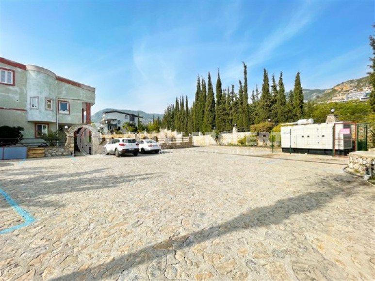 Дуплекс с потрясающими видами на море, горы и город, с выходом на террасу собственной крыши.-id-3699-фото-17