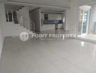 Пентхаус с четырьмя спальными комнатами в 300 метрах от центра района Тосмур.-id-3708-фото-2