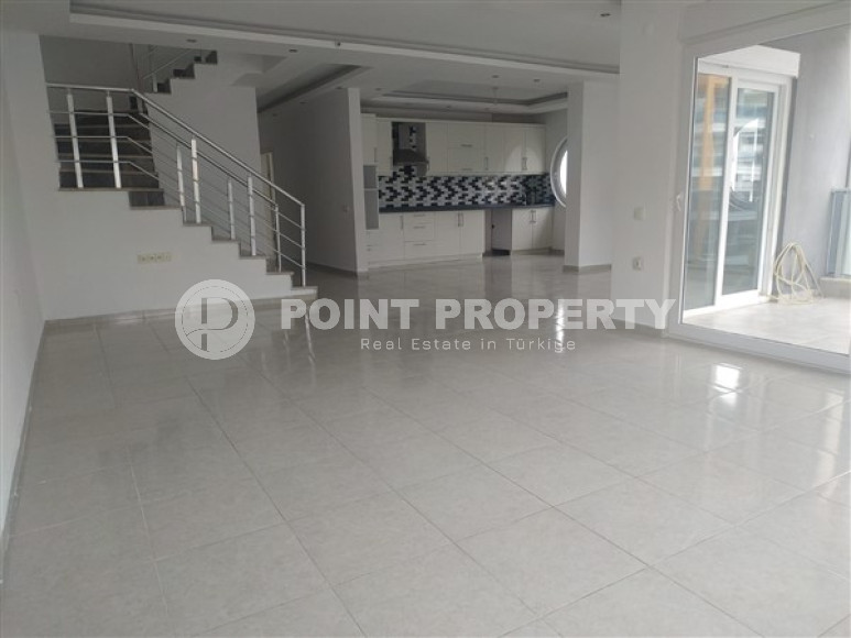 Пентхаус с четырьмя спальными комнатами в 300 метрах от центра района Тосмур.-id-3708-фото-2