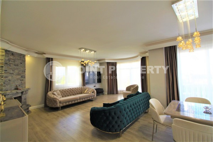 Просторная двухэтажная вилла с бассейном, садом и спортивными площадками.-id-3722-фото-2