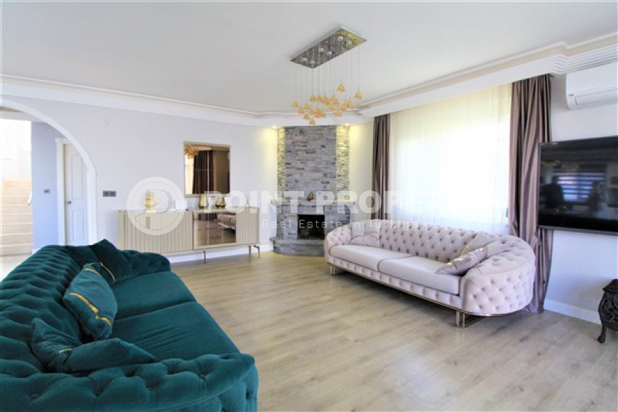 Просторная двухэтажная вилла с бассейном, садом и спортивными площадками.-id-3722-фото-3